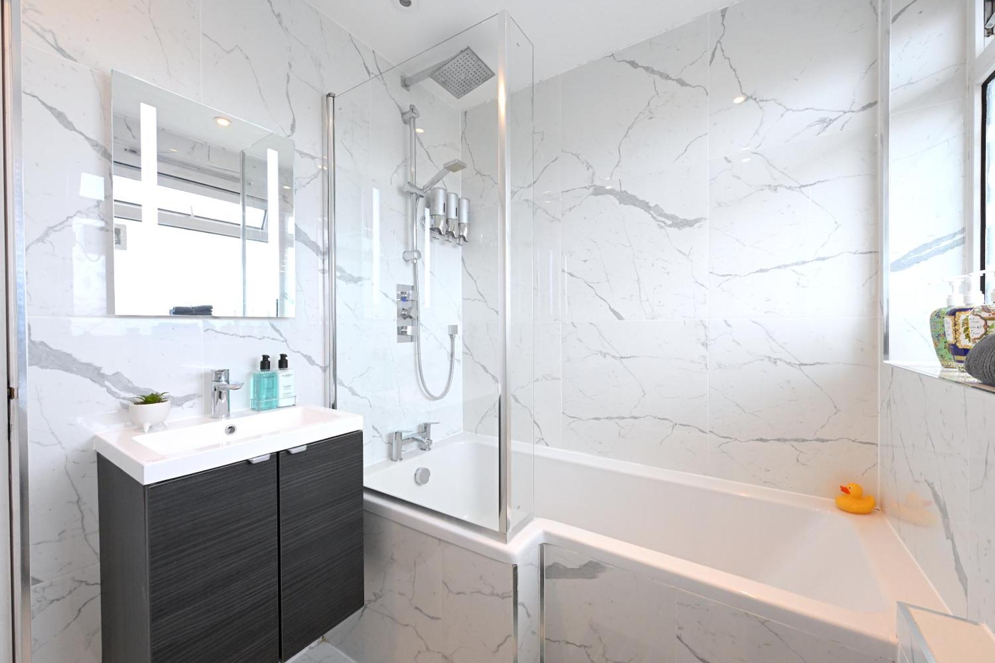 Superb 4 Bedroom Flat In The Heart Of Camden Town ลอนดอน ภายนอก รูปภาพ